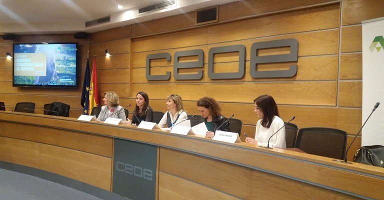 Fotocasa modera una mesa debate sobre el papel de la mujer en el sector inmobiliario