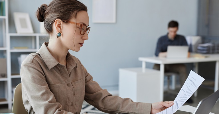 ¿Qué documentación legal debe manejar una empresa inmobiliaria?