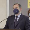 El Ministerio de Transporte, Movilidad y Agenda Urbana ha sacado a audiencia pública el Plan Estatal para el Acceso a la Vivienda 2022-2025, tal y como había avanzado el responsable de la cartera, José Luis Ábalos, este viernes. Según informa el Ministerio, a partir de este momento se abre el procedimiento de información pública en el que podrán aportarse observaciones con el objeto de "enriquecer y conformar el texto definitivo para culminar su tramitación administrativa y aprobación final". El plazo para presentar aportaciones se cerrará el 9 de julio. El Gobierno tiene como objetivos con este plan facilitar el acceso a la vivienda en régimen de alquiler a sectores de población con dificultades económicas, ayudar a las víctimas de violencia de género, a las personas objeto de desahucio y a las personas sin hogar, fomentar la puesta a disposición pública de las viviendas de la SAREB y fomentar la promoción inmobiliaria. El plan aspira a aumentar el parque público de vivienda par "solventar problemas de vivienda con mayor eficacia". Para esto, las administraciones públicas comprarán viviendas, se fomentaran los alojamientos temporales y se facilitará la promoción y/o rehabilitación de edificios. "En todos los casos el objetivo es disponer de un parque suficiente de viviendas destinadas al alquiler asequible o la cesión en uso", ha subrayado el Ministerio. El Ejecutivo también tiene previsto conceder nuevas subvenciones para jóvenes y personas con bajos recursos económicos con el objetivo de que accedan a vivienda, ya sea en alquiler o compra. El documento presentado este viernes por el Ministerio no desgrana los fondos que se limitará a este plan. Únicamente se indica que el Consejo de Ministros será el responsable de autorizar las cuantías máximas del gasto estatal que pueden alcanzar las subvenciones previstas, tanto en su conjunto como en anualidades. Los fondos saldrán de los Presupuestos Generales del Estado, pero las comunidades autónomas pueden realizar sus propias aportaciones al plan.