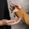 acudir a una agencia inmobiliaria 
