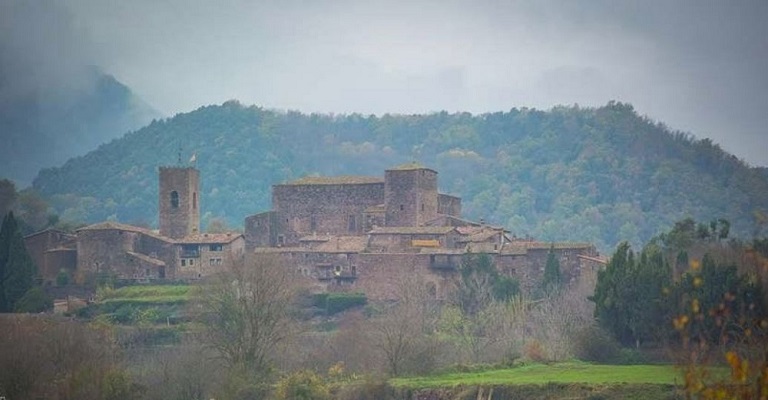 El Castillo de Santa Pau (Girona) en venta en Fotocasa por un millón de euros