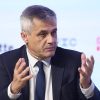 El secretario general de Agenda Urbana y Vivienda, David de Lucas, ha asegurado, que habrá Ley de Vivienda y se aprobará "en los próximos meses". "Somos conscientes de que es una ley compleja, pero muy necesaria", ha apuntado De Lucas en el marco de su intervención en la mesa redonda 'Nuevo entorno para el sector inmobiliario' en el marco de la Jornada Inmobiliaria organizada por Europa Press y Deloitte. Por ello, aunque los plazos se están dilatando, "con muchas enmiendas a la ley y la necesidad de llegar a acuerdos", el secretario general de Vivienda prevé que esta ley se aprobará "lo antes posible". De Lucas ha enfatizado que es la primera ley que regula el mercado de la vivienda, "abordando problemas muy complejos para el sector", y ha apuntado a la necesidad de conformar el quinto pilar del Estado de Bienestar. UN PROBLEMA DE ACCESIBILIDAD Y ESTABILIDAD Además del secretario general de Agenda Urbana y Vivienda, han intervenido en la primera de las mesas redondas de la jornada el consejero delegado de Sociedad de Tasación, Juan Fernández Aceytuno; el presidente de la Junta de Compensación de Valdecarros, Luis Roca de Togores, y el socio responsable de 'real estate' de Deloitte, Alberto Valls. Todos han coincidido en que los mayores problemas a los que se enfrenta el sector inmobiliario son la falta de estabilidad y la dificultad de acceso. "Gestionar en el actual contexto económico actual, donde no hay un trimestre tranquilo, no es fácil", ha explicado Valls. En su opinión, la volatilidad es todo lo contrario a lo que necesita el sector. No obstante, el socio de Deloitte ha apuntado que en momentos de inflación el sector inmobiliario se vuelve más atractivo, ya que "es mejor tener el dinero en piedras que en la cuenta corriente". En este sentido, sobre las previstas subidas de tipos de interés, Roca de Togores ha invitado a mantener la calma, puesto que no se espera que dichas subidas vayan a contraer la economía. En la misma línea se ha manifestado Fernández Aceytuno, apelando a los inversores a apostar por un mercado con menos sobresaltos que el de las criptomonedas o los parqués bursátiles. Por otro lado, los panelistas han expresado su preocupación por la accesibilidad a la vivienda en España, especialmente entre las familias más vulnerables y la población jóven. Una de las principales causas de esta dificultad de acceso es el poder adquisitivo necesario para adquirir una vivienda, con unos ratios de esfuerzo en torno al 35%, un dato inferior al que se registraba en 2008 -del 50%- pero todavía lejos de niveles "aceptables", como ha señalado Roca de Togores, quien considera deseable un ratio del 30% o menos. "Los precios de la vivienda no son elevados si se comparan con otros países, pero tenemos un problema con los salarios, que son bajos", ha explicado Fernández Aceytuno. Así, todos han coincidido en que hace falta tomar medidas para impulsar el acceso a la vivienda, sin perjudicar a las familias pero tampoco a los grandes inversores a largo plazo, evitando que las restricciones se pasen "como carga" al propio sector.