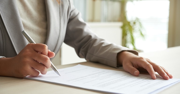 La firma de hipotecas sobre viviendas frena su crecimiento en julio al 2,3 % pese a marcar récord en 12 años, según datos del INE.