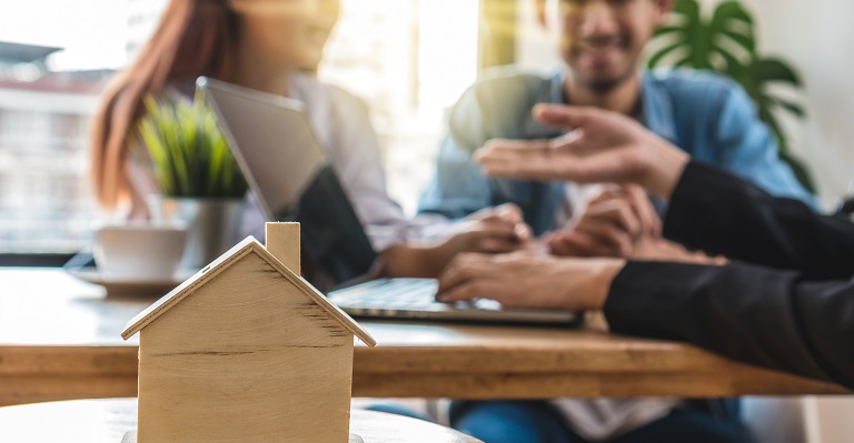El 57 % de los compradores de vivienda ha negociado el precio
