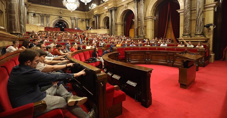 El Parlamento catalán pide ampliar los expedientes de apropiación forzosa a grandes tenedores de viviendas