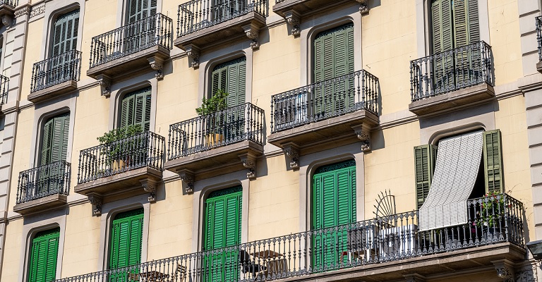 Las primeras caídas en el precio de la vivienda y la moderación en el volumen de compraventas marcarán el mercado en 2024