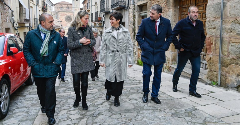 Rodríguez dice que es preciso "hacer un esfuerzo superior" para dar respuesta a la vivienda en el medio rural