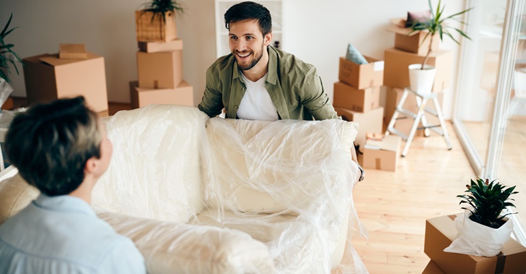Alquilar una vivienda sin muebles y amueblarla con productos de segunda mano permitiría un ahorro de 8.000€