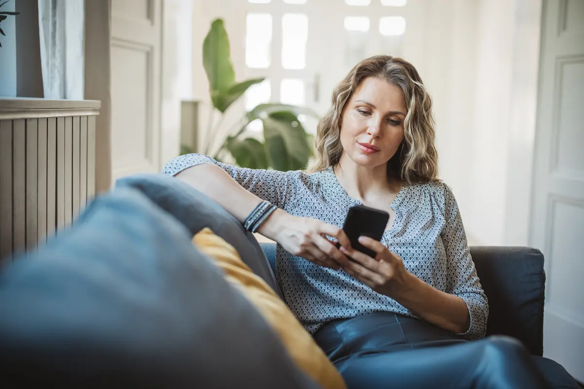 mirar el móvil redes sociales sector inmobiliario
